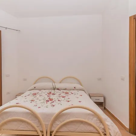 Casa Vacanze La Maddalena Apartment *